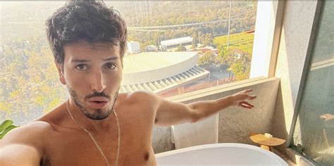 Sebastian Yatra Shows Off His Extremely Toned Nude Physique。